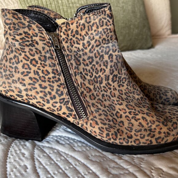 Franco Sarto – Leopard print suede lowcut zip boots – 8.5M - Picture 3 of 6